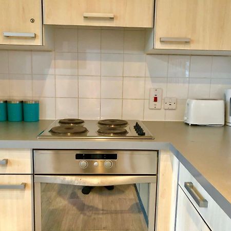 2 Bedrooms Modern Apartment, Lounge, Full Kitchen, Balcony, 5 minutes Stratford Station London Exterior foto