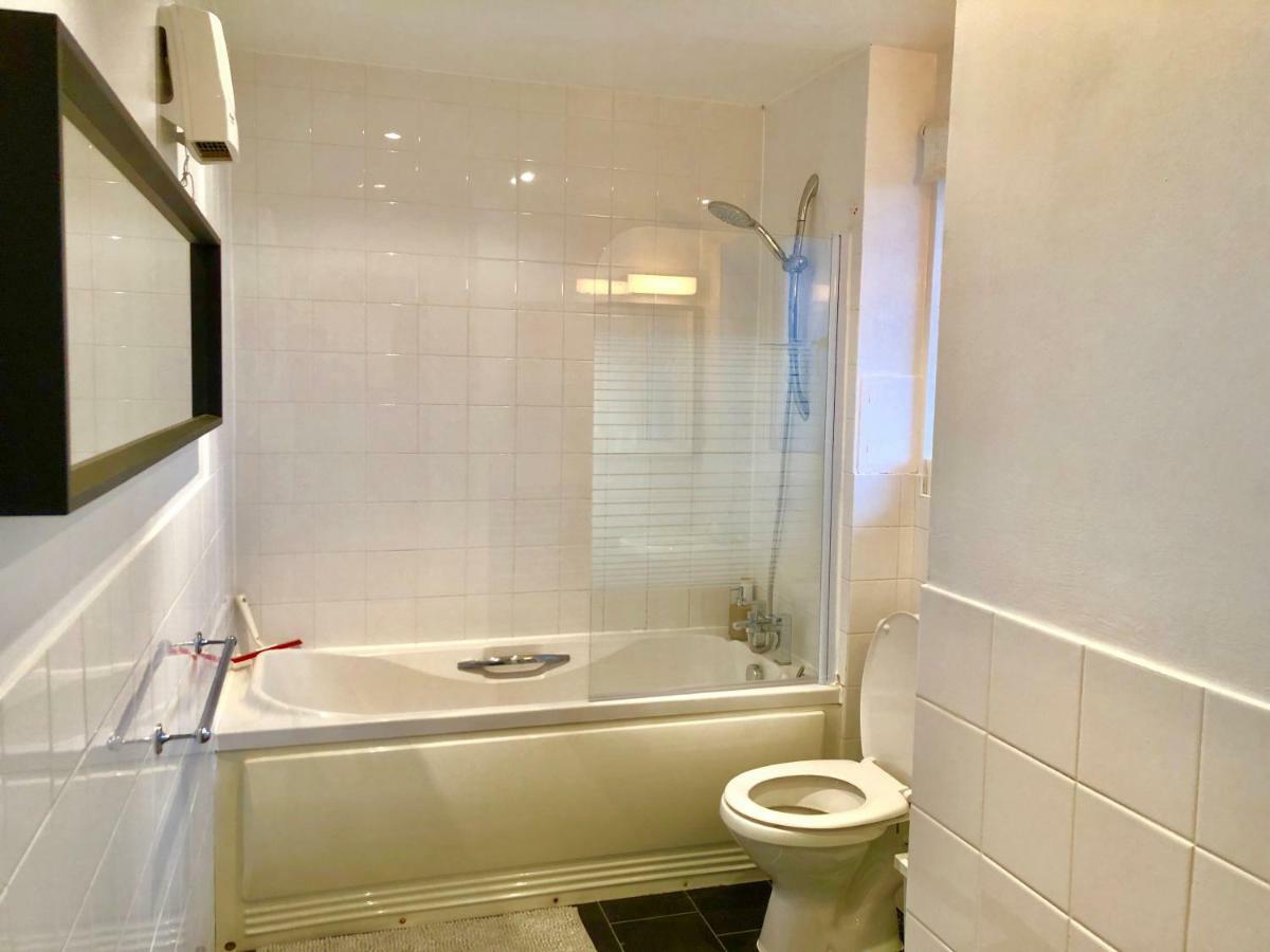 2 Bedrooms Modern Apartment, Lounge, Full Kitchen, Balcony, 5 minutes Stratford Station London Exterior foto