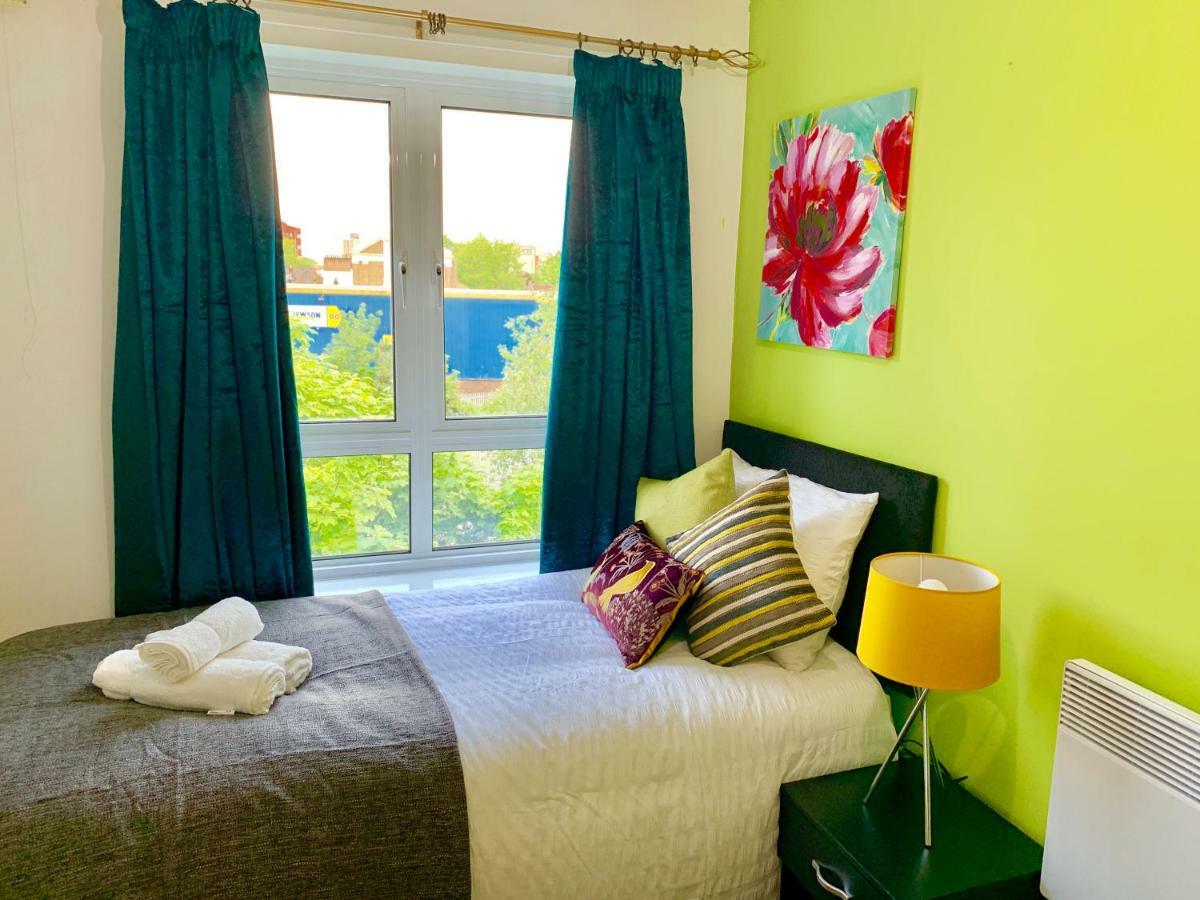2 Bedrooms Modern Apartment, Lounge, Full Kitchen, Balcony, 5 minutes Stratford Station London Exterior foto