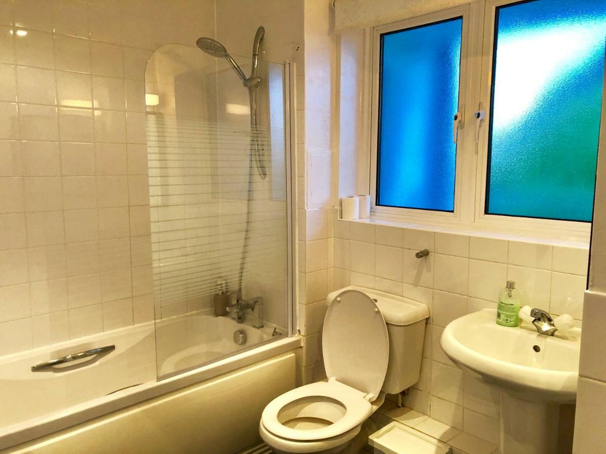 2 Bedrooms Modern Apartment, Lounge, Full Kitchen, Balcony, 5 minutes Stratford Station London Exterior foto
