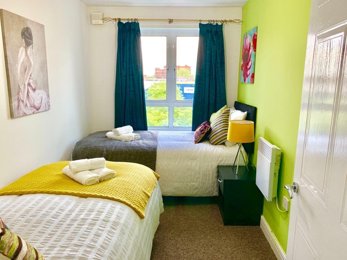 2 Bedrooms Modern Apartment, Lounge, Full Kitchen, Balcony, 5 minutes Stratford Station London Exterior foto