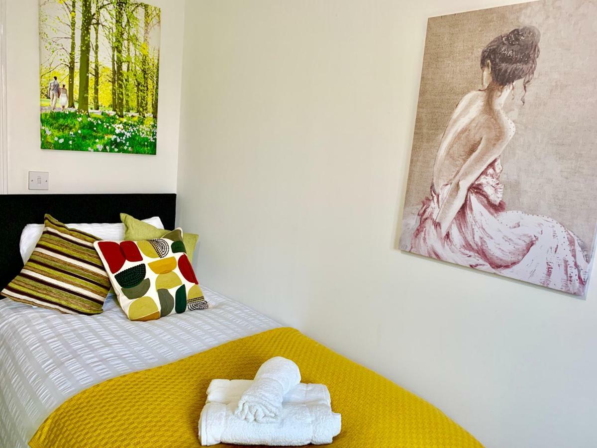 2 Bedrooms Modern Apartment, Lounge, Full Kitchen, Balcony, 5 minutes Stratford Station London Exterior foto