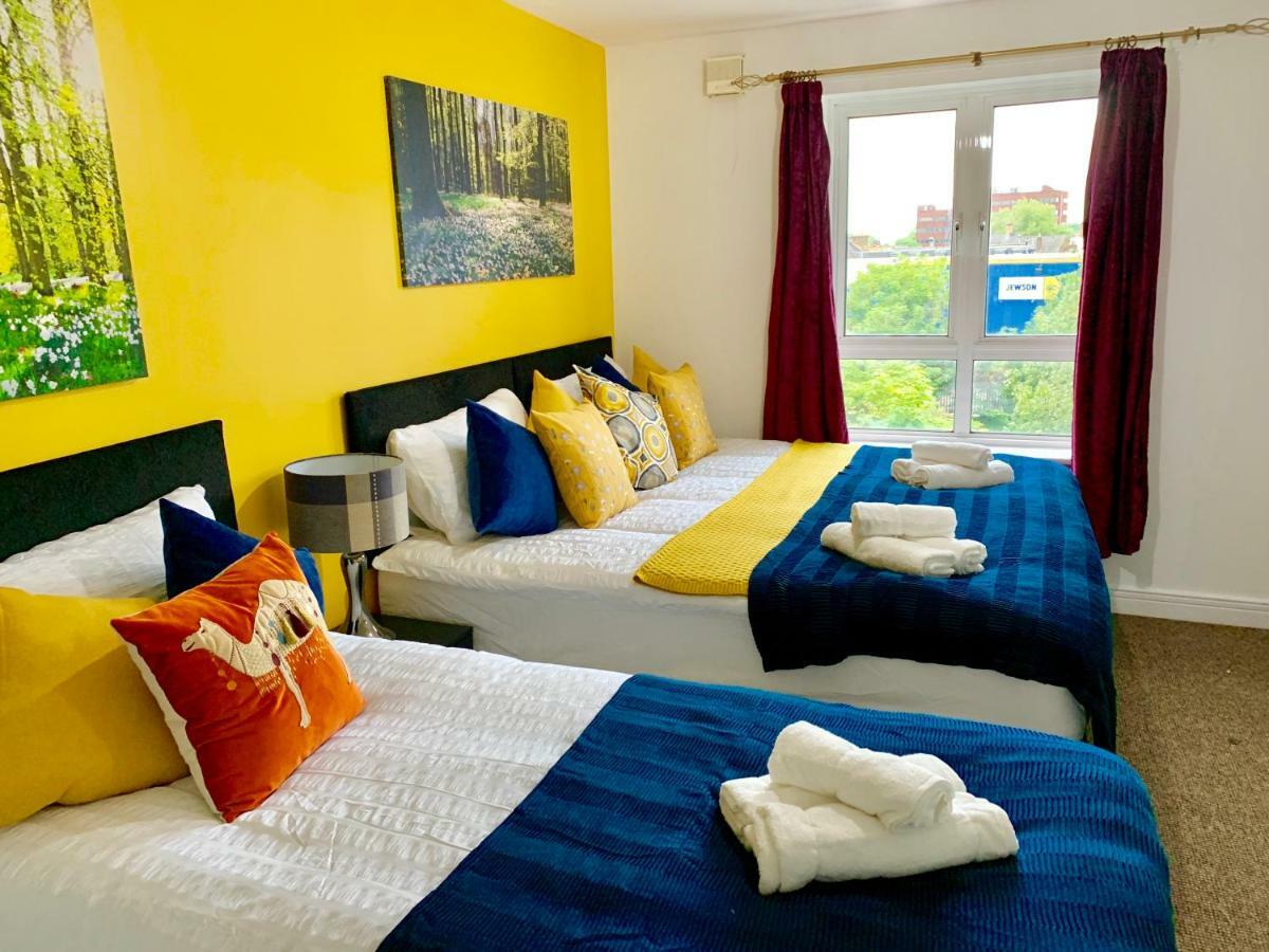 2 Bedrooms Modern Apartment, Lounge, Full Kitchen, Balcony, 5 minutes Stratford Station London Exterior foto
